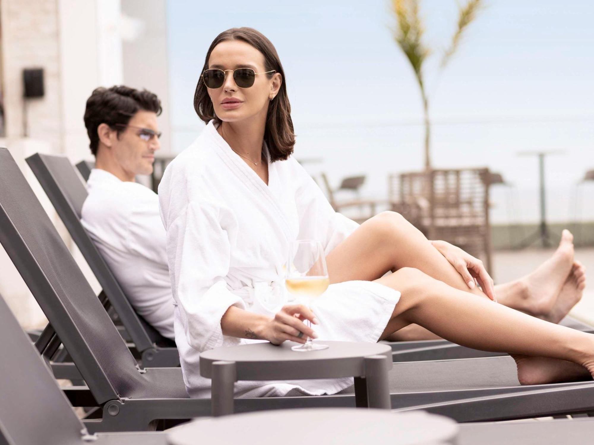 Pullman Vina Del Mar San Martin Hotel Buitenkant foto A woman wearing a bathrobe
