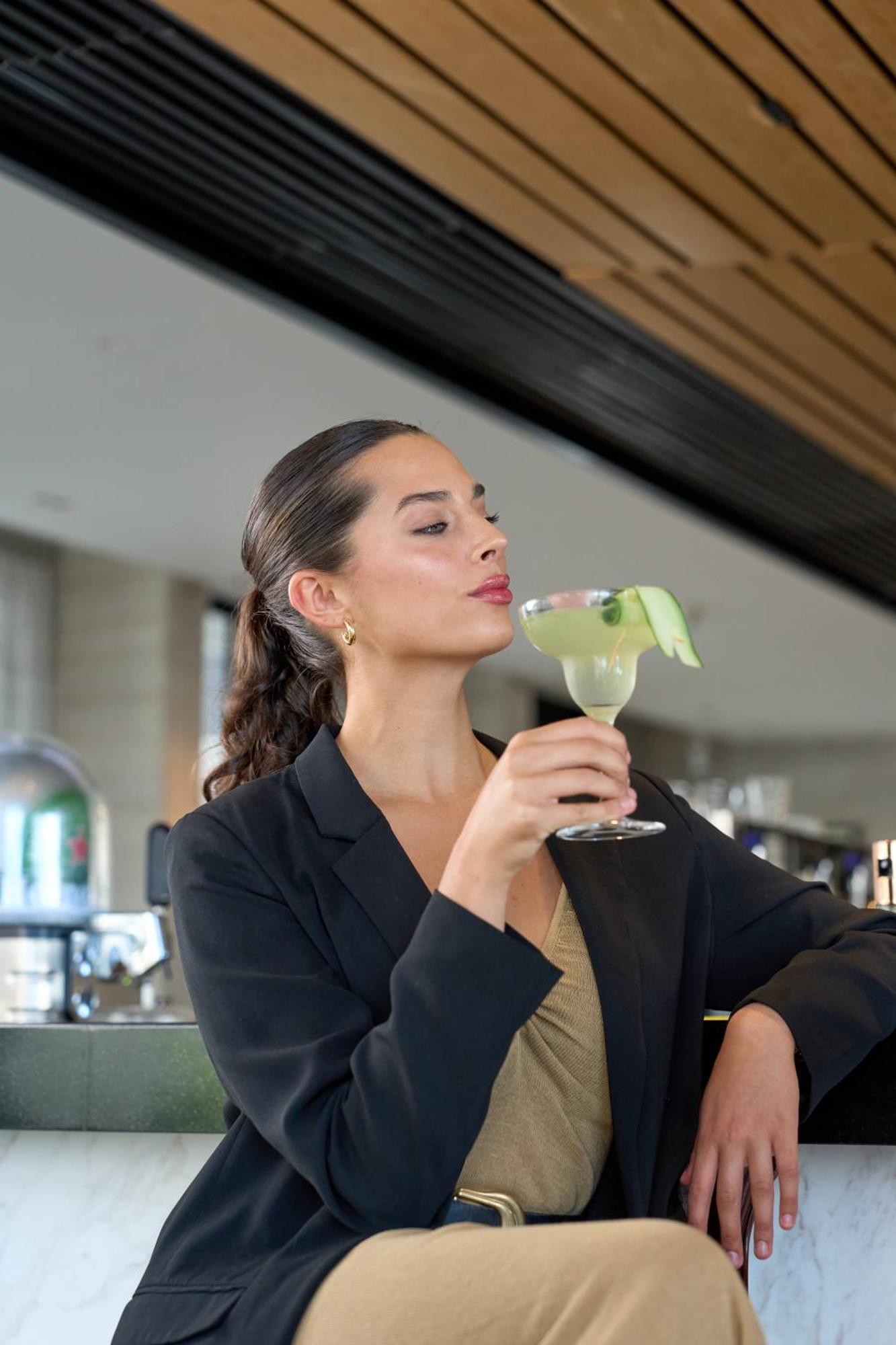 Pullman Vina Del Mar San Martin Hotel Buitenkant foto A woman drinking a cocktail