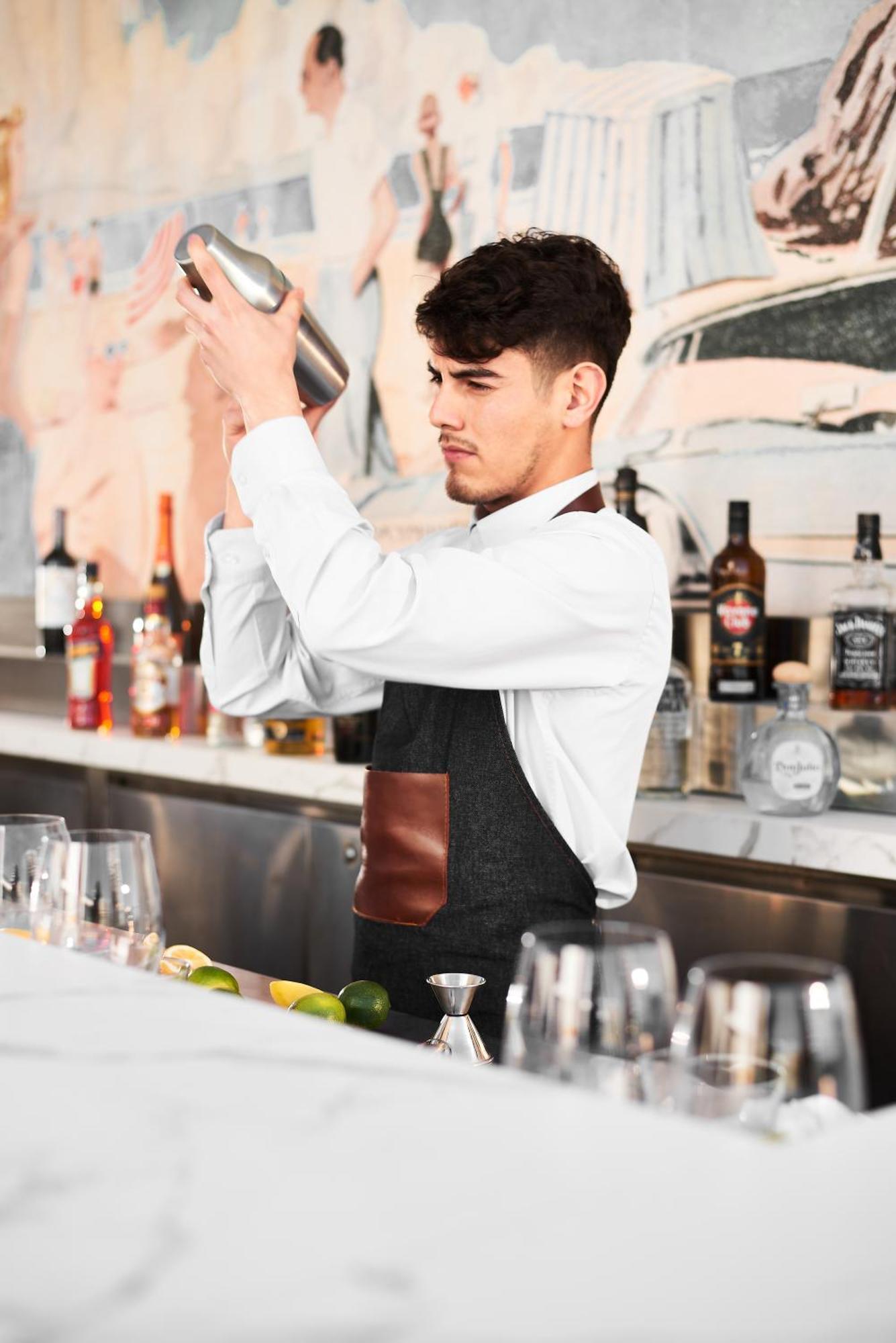 Pullman Vina Del Mar San Martin Hotel Buitenkant foto A bartender at work