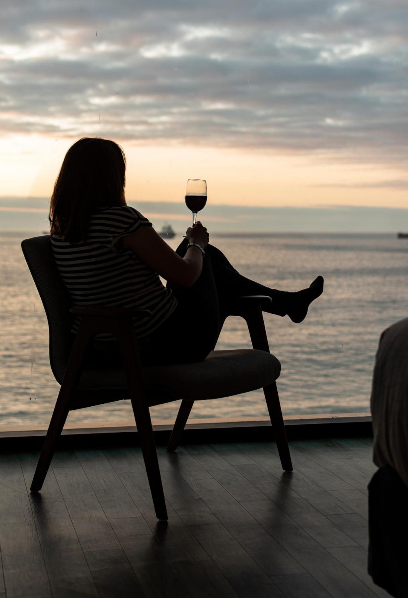 Pullman Vina Del Mar San Martin Hotel Buitenkant foto A woman drinking wine