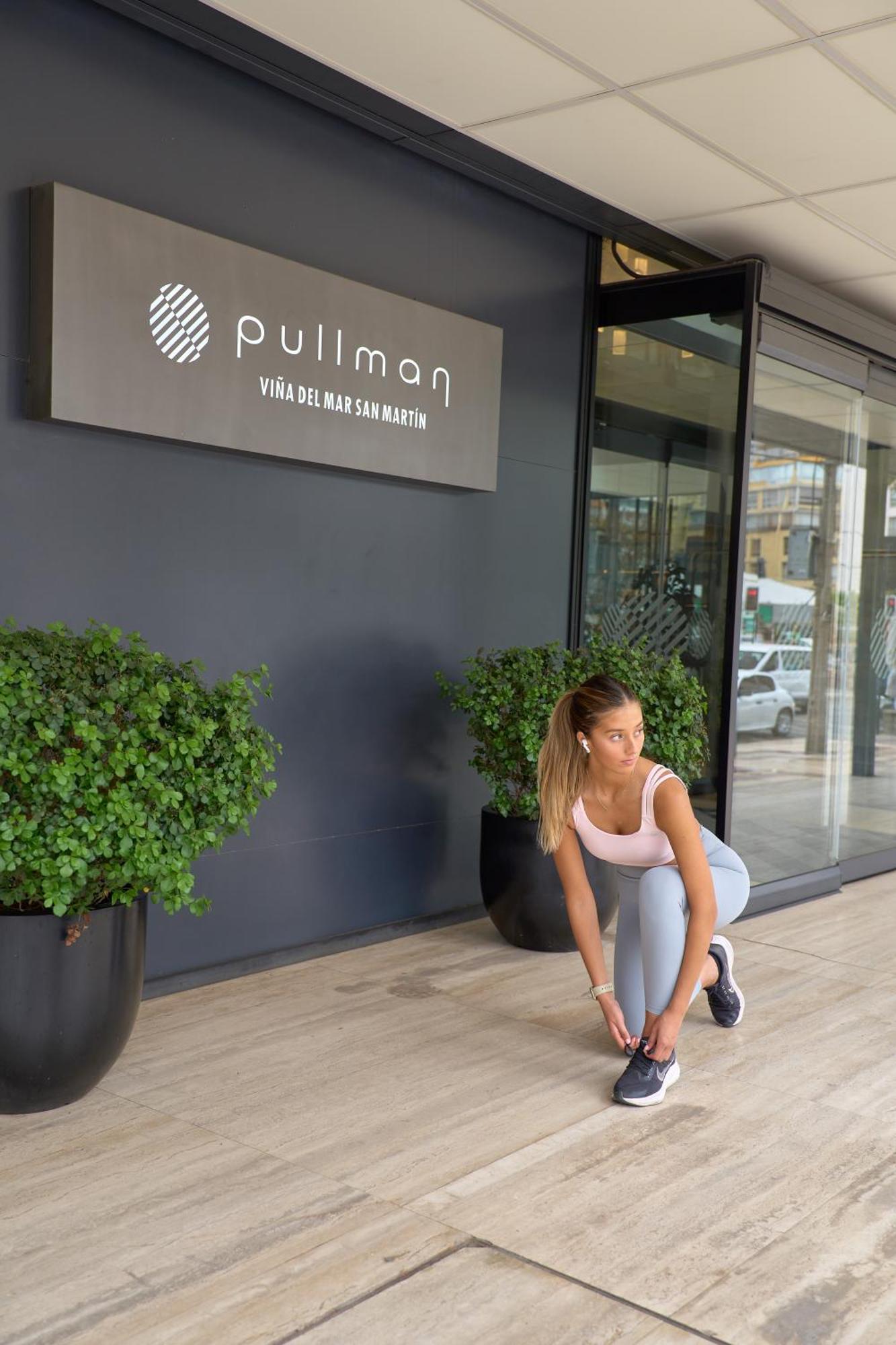 Pullman Vina Del Mar San Martin Hotel Buitenkant foto A woman stretching her quadriceps