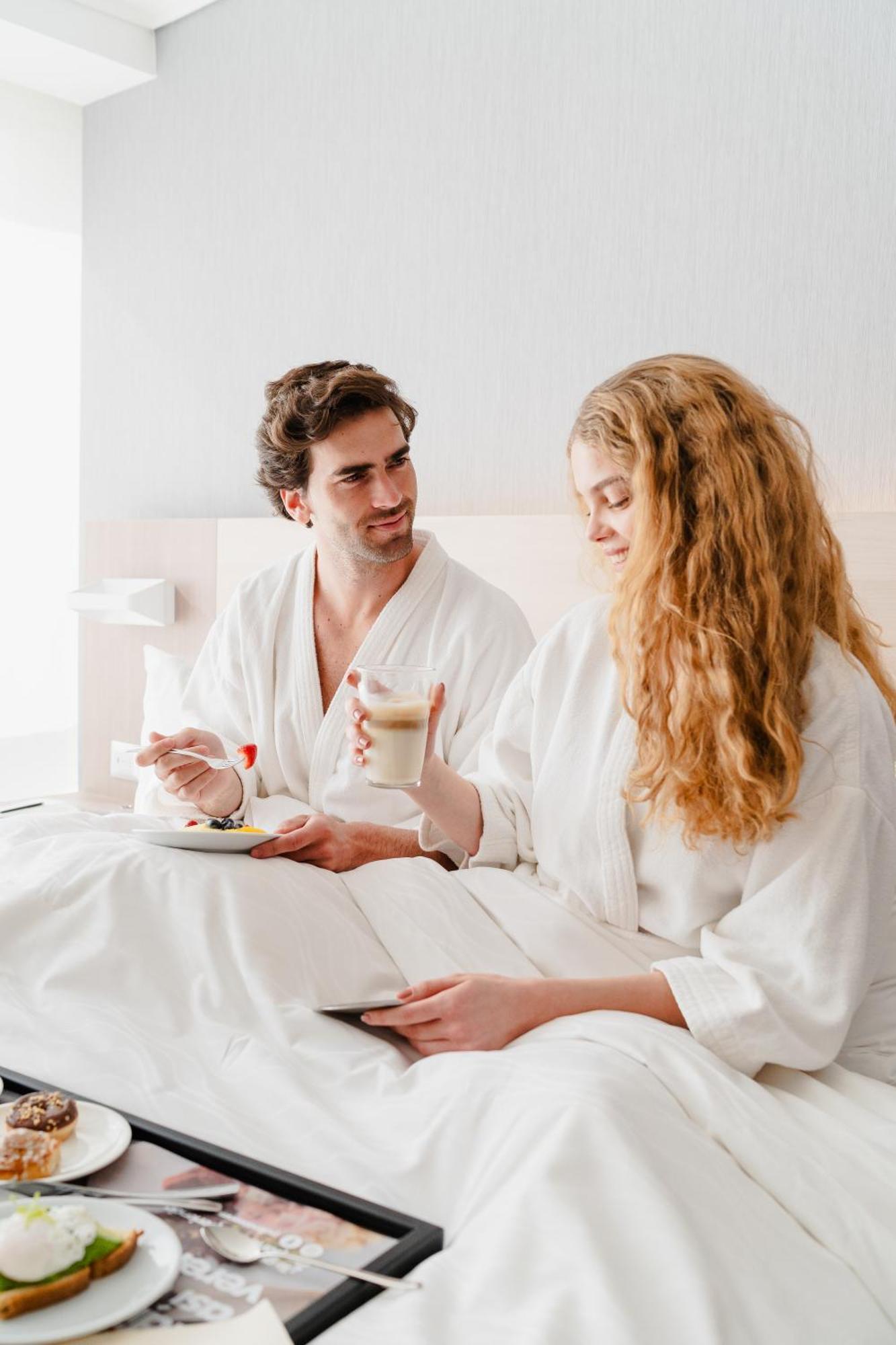 Pullman Vina Del Mar San Martin Hotel Buitenkant foto A couple wearing bathrobes