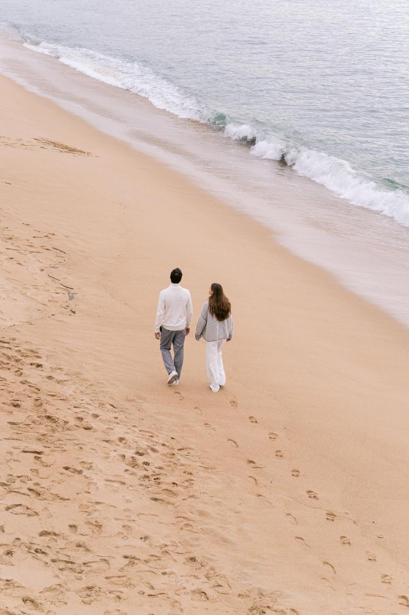 Pullman Vina Del Mar San Martin Hotel Buitenkant foto A couple walking on a beach